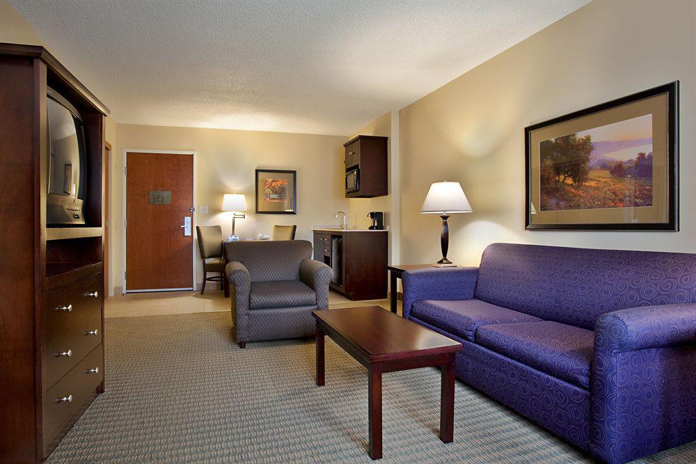 Holiday Inn Express & Suites Wheat Ridge-Denver West, An Ihg Hotel Room photo